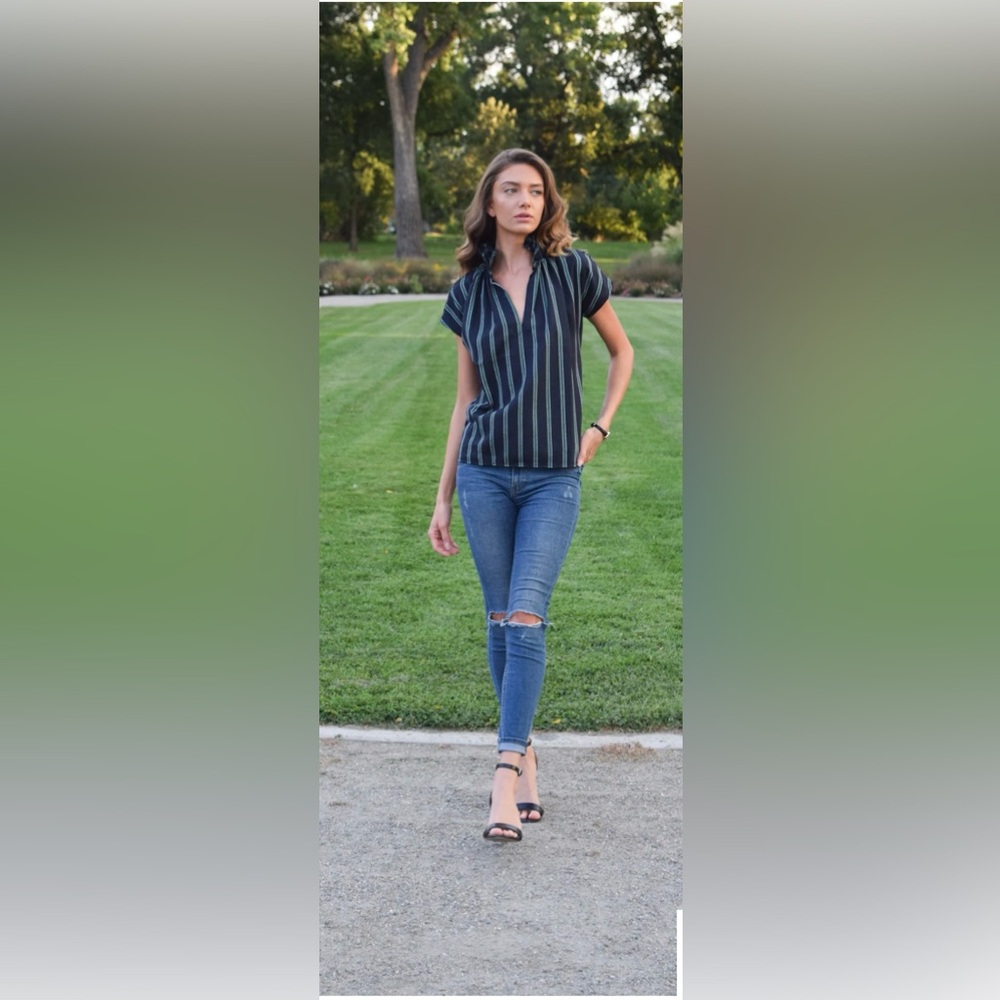 NWOT Wallflower Vicki short sleeve Navy and Green top - Picture 2 of 5